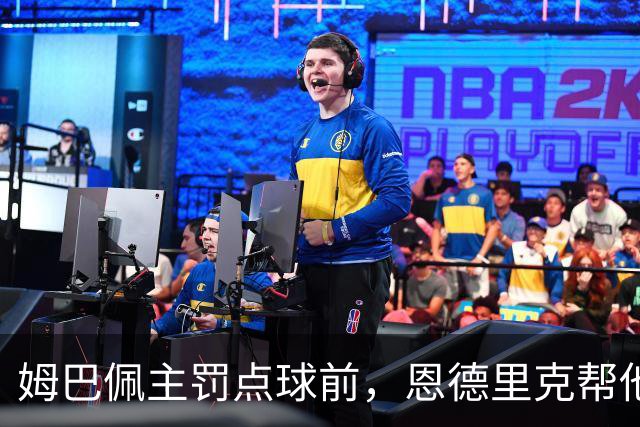 姆巴佩主罚点球前，恩德里克帮他在点球点占住位置